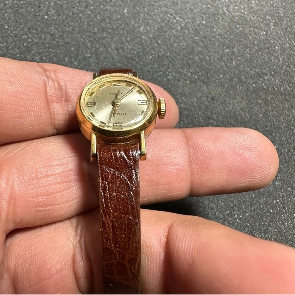 Vintage Timex 17 Jewels Ladies Gold Tone Mechanical Wind Up Watch Parts / Repair - Picture 4 of 9